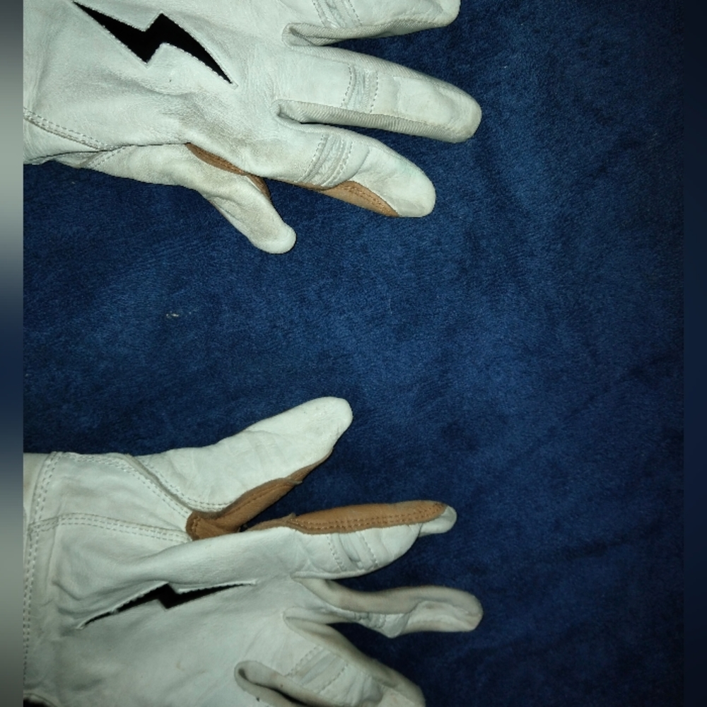 Mens medium Bruce bolt batting gloves